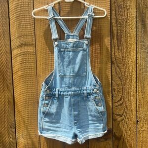 Madewell Overall Shorts - Blue Jeans - Super comfy & cute with any top!